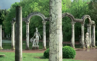 La colonnade nord du canal de Canopus, vue du nord, 124 après J.-C.